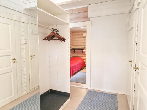 a room with a door leading to a bedroom at Villa Äijänhonka 10 - 6 hlö, Himos Honkaranta in Himos