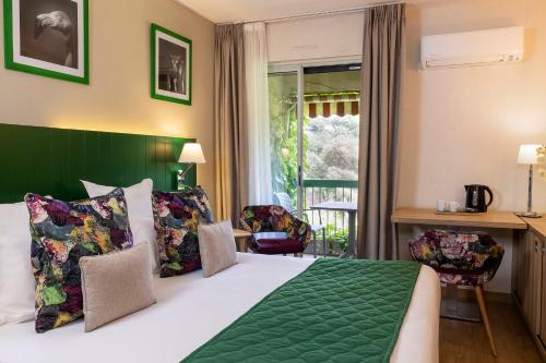 Ένα ή περισσότερα κρεβάτια σε δωμάτιο στο Hôtel & Résidence Lou Paradou Gréoux Les Bains
