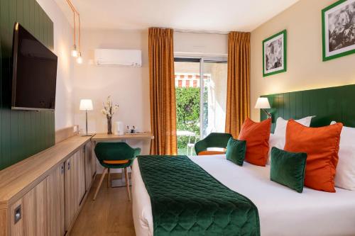 Postel nebo postele na pokoji v ubytování Hôtel & Résidence Lou Paradou Gréoux Les Bains