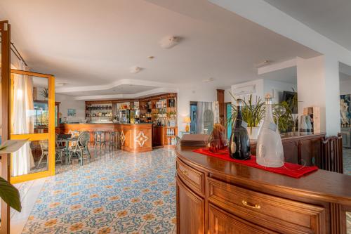 a kitchen and living room with a counter top at Residence Antigua in Bonifati