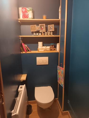 une salle de bain avec des toilettes blanches dans une chambre dans l'établissement Kids-Friendly Family Home, à École