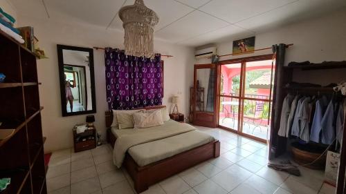 a bedroom with a bed and a purple wall at Grande villa 4 chambres piscine in Abidjan