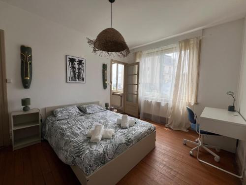 une chambre avec un lit avec deux serviettes dessus dans l'établissement Good Vibes - Esprit surf, Boulogne Sur Mer, à proximité de la Plage et Nausicaa, à Boulogne-sur-Mer