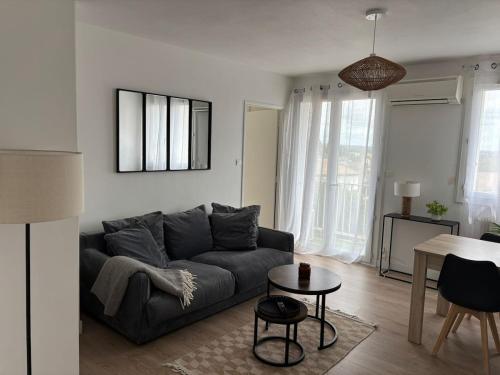 un salon avec un canapé et une table dans l'établissement La Sentinelle - Vue Cité, à Carcassonne