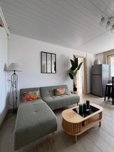 un salon avec un canapé et une table basse dans l'établissement Good Vibes - Esprit surf, Boulogne Sur Mer, à proximité de la Plage et Nausicaa, à Boulogne-sur-Mer