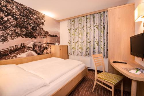 Postel nebo postele na pokoji v ubytování Hotel Grüner Baum