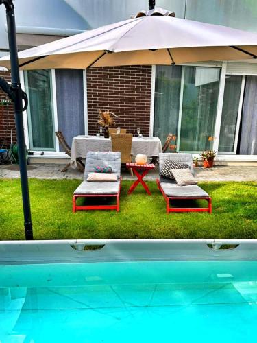 Elegant Apartment for 4 with WiFi, Parking and Private Pool