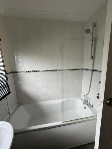 El baño incluye bañera blanca y aseo. en Hull House - Spring bank West - fridge freezer, Washing machine, sleeps 8, en Hull