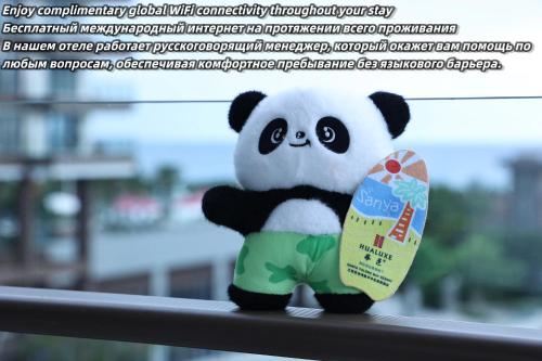 三亚三亚亚龙湾星华华邑度假酒店的一只毛绒熊猫坐在窗台上