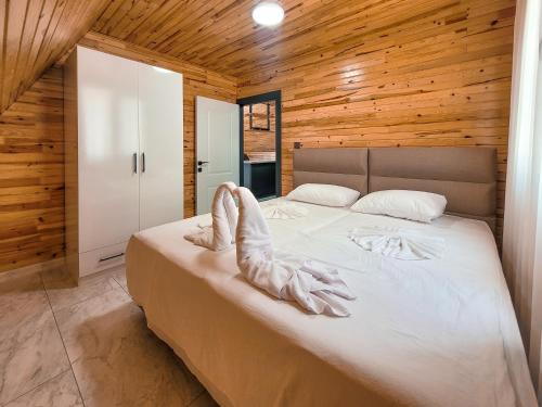 Ένα ή περισσότερα κρεβάτια σε δωμάτιο στο Cihan Bungalows