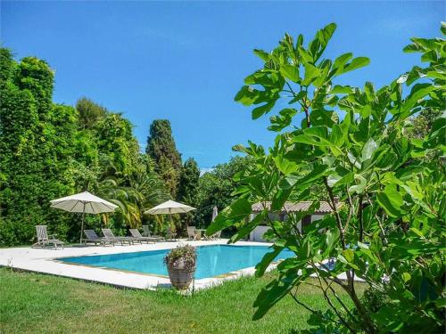 une piscine avec chaises et parasols dans une cour dans l'établissement EDEN ROC Luxurious villa with sea view & huge pool in Cap d'Antibes, à Antibes