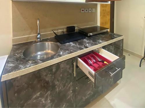une cuisine avec un évier et un plan de travail dans l'établissement Studio Apartment Near Deira City Centre Mall and Metro with Gym and Pool, à Dubaï