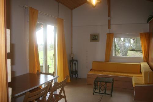 une chambre avec un lit, une table et une fenêtre dans l'établissement La Ptite Ferme de Caro, à Meyrignac-lʼÉglise