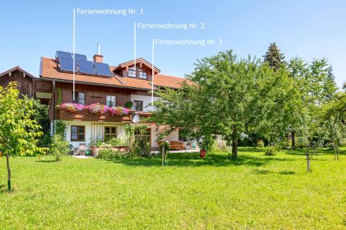 un'immagine di una casa con giardino di Zaißlhäusl Hof Ferienwohnungen a Übersee