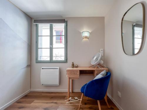 Cette chambre comprend un bureau, un miroir et une chaise bleue. dans l'établissement Un loft d exception au cœur de Toulon 4 chambres wifi, à Toulon
