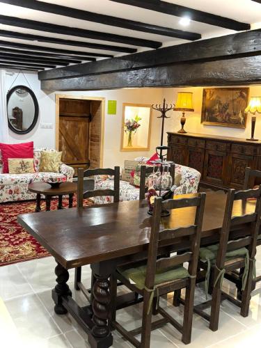 une salle à manger avec une table et des chaises en bois dans l'établissement La petite nid, à La Celle-sous-Gouzon
