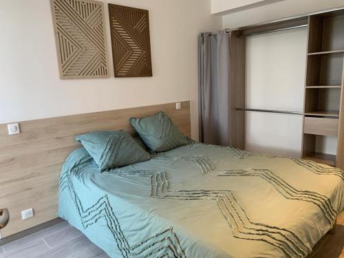 une chambre avec un grand lit avec des draps bleus dans l'établissement bienvenue au pays basque, à Ustaritz