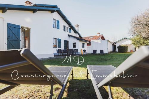 - une vue sur la cour arrière d'une maison dans l'établissement Villa Puerta Del Sol - Capbreton Centre, à Capbreton