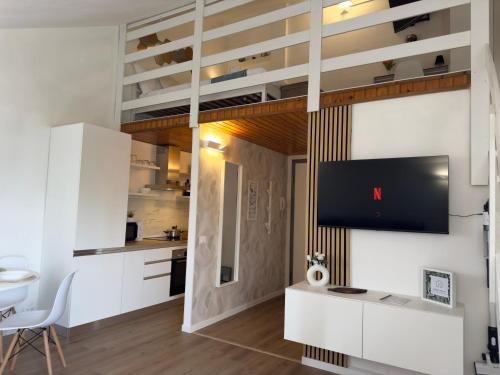 a living room with a tv and a desk at La Mini Home - a due passi dallo stadio in Monza
