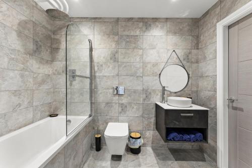 Ένα μπάνιο στο Chic Large Leeds Apartment - Parking