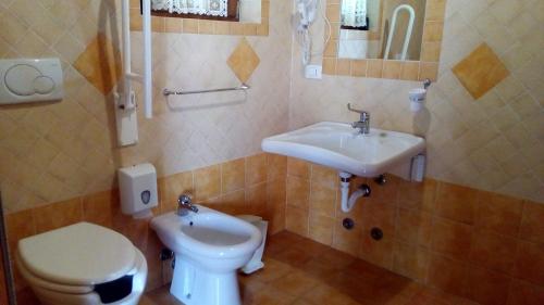 uma casa de banho com um WC e um lavatório em Agriturismo La Chiocciola em Poggio Murella