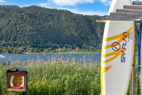 a traffic light on a pole next to a body of water at Pension Magdalena in Altossiach