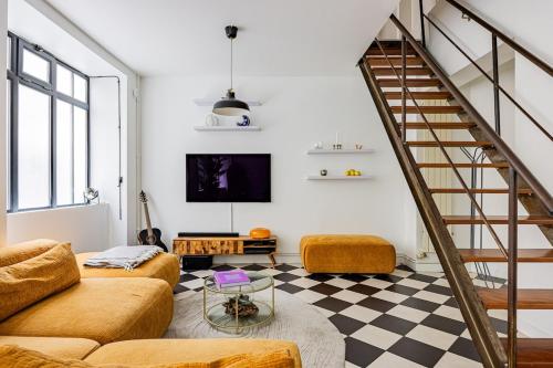 un salon avec un canapé et un escalier dans l'établissement Beautiful Loft#Canal St-Martin#2bedrooms, à Paris