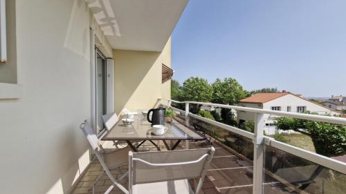 un balcon avec une table et des chaises sur un balcon dans l'établissement Royan - APPARTEMENT VUE MER - à SEULEMENT 300m PLAGE et COMMERCES, à Royan