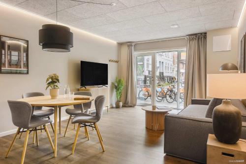 オーフスにあるMidtown Residenceのテーブルとソファのあるリビングルーム