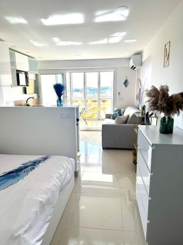 Loggia vue port confort et design proche plage