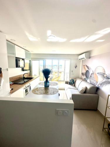 Loggia vue port confort et design proche plage