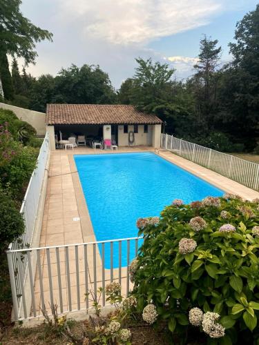 une piscine dans une cour avec une maison dans l'établissement Le Côté Sud Calme, Piscine, 20 min de St-Tropez, à La Garde-Freinet