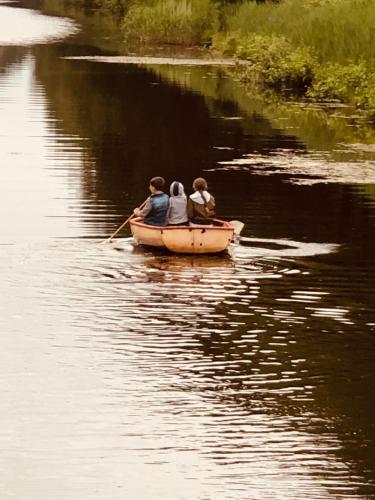 a group of people in a boat on a lake at Slapen bij de Brug in Zuidveld