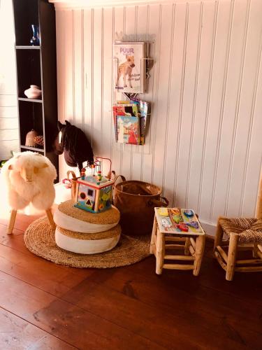 a room with a cat and a table with a cake at Slapen bij de Brug in Zuidveld
