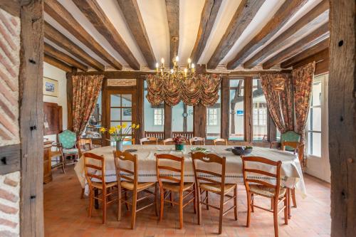 a dining room with a large table and chairs at Chambre Villesavin - piscine intérieure - jacuzzi in Tour-en-Sologne