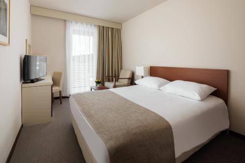 Hotel Albatros Plava Lagunaにあるベッド