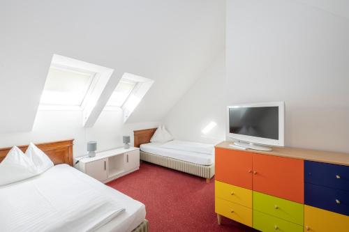 a bedroom with a bed and a tv on a dresser at Das Moerisch in Seeboden
