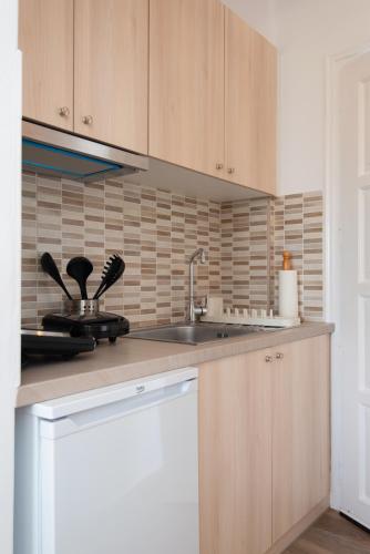 Dapur atau dapur kecil di KALYPSO ACCOMMODATION SIFNOS