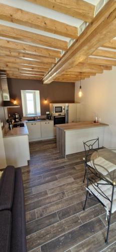 une cuisine et un salon avec un canapé et une table dans l'établissement Les gîtes du val, à Mandeville-en-Bessin