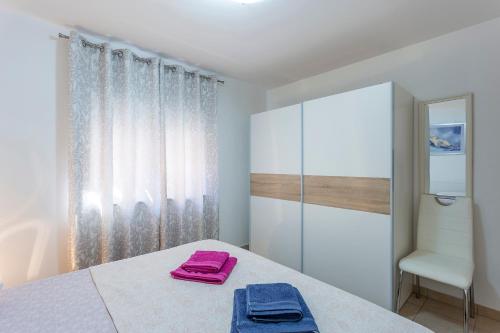 Posteľ alebo postele v izbe v ubytovaní Apartments Tonka near beach and sea
