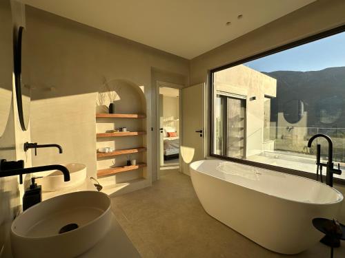 Ένα μπάνιο στο Kisterna Luxury Living