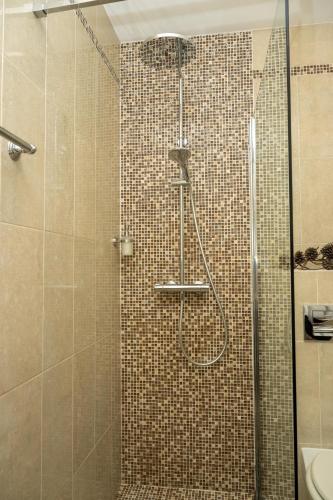 une douche avec une porte vitrée dans une salle de bain dans l'établissement Amazing view - Monaco, à Cap d'Ail