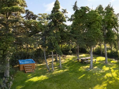 Zahrada ubytování FREE Breakfast, Villa Dreamcatcher with Outdoor and Indoor Pool, Hot Tub, Playroom and Home Cinema