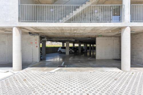 HostWise - Bright Flat with Balcony and Garage