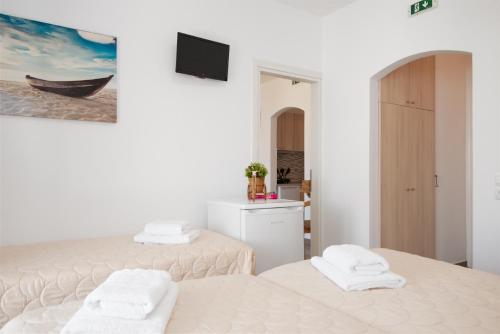 Katil atau katil-katil dalam bilik di KALYPSO ACCOMMODATION SIFNOS