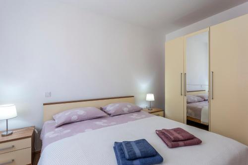 Posteľ alebo postele v izbe v ubytovaní Apartments Tonka near beach and sea