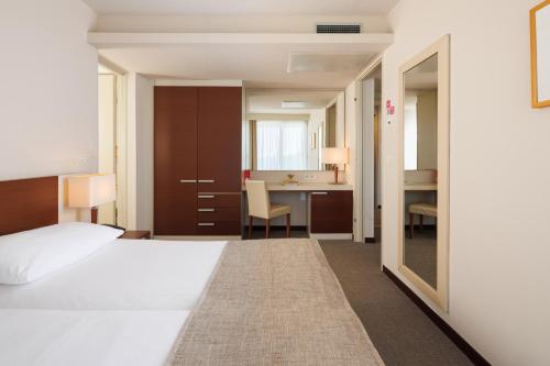 Hotel Albatros Plava Lagunaにあるベッド
