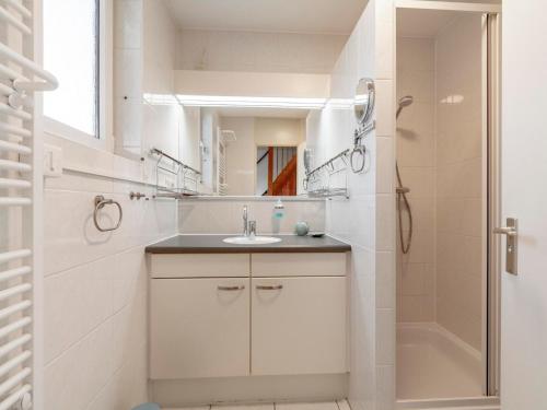 Ένα μπάνιο στο Holiday Home St Maartenszee near Beach