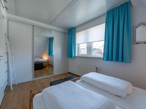 Ένα ή περισσότερα κρεβάτια σε δωμάτιο στο Holiday Home St Maartenszee near Beach
