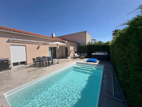 Πισίνα στο ή κοντά στο Proche St cyprien villa piscine